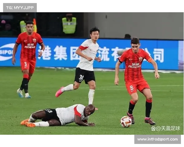 青岛西海岸与上海海港3-3激战终场平局 双方进攻火力全开 青岛西海岸与上海海港3-3激战终场平局 双方进攻火力全开